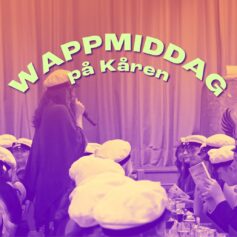 Banner - text Wappmiddag på Kåren mitt på bilden, i bakgrunden en lila-orangefärgad bild på människor som sitter vid långa bord med examensmössor på, en människa står i mitten och talar i mikrofon.