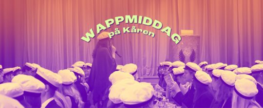 banner-text-wappmiddag-pa-karen-mitt-pa-bilden-i-bakgrunden-en-lila-orangefargad-bild-pa-manniskor-som-sitter-vid-langa-bord-med-examensmossor-pa-en-manniska-star-i-mitten-och-talar-i-mikrofon