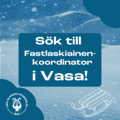 Blåfärgad bild på pulkabacke, ÅAS logo samt text Sök till Fastlaskiainenkoordinator i Vasa