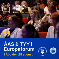 Bild på människor som sitter i ett auditorium. Europaforums, ÅAS och TYYs logon samt text: ÅAS & TYY i Europaforum i Åbo den 28 augusti.