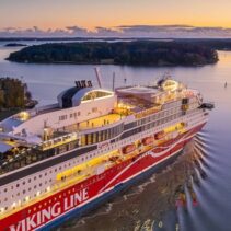Foto på Viking Lines båt som åker mellan öar