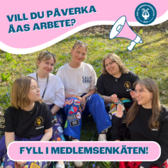 Medlemsenkätens marknadsföringsbild. Bild på Åbostyrelsen som sitter på en gräsmatta och ler