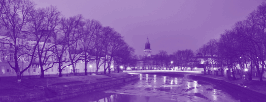 Banner: Lilafärgad bild på Auraå och åstranden i Åbo