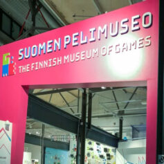 Bild på ingången till spelmuseet. En pink öppning där det står Suomen pelimuseo.