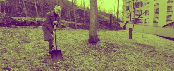 Styrelseordförande Jonne Kunnas gräver på Kårens bakgråd med en stor spade