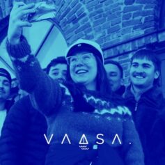 Blåfärgad foto på en grupp mäninskor som tar ett gemensamt foto med en telefon