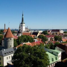 bild på tallinn stad med många gamla byggnader