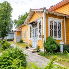 ett gult trähus och grön gård