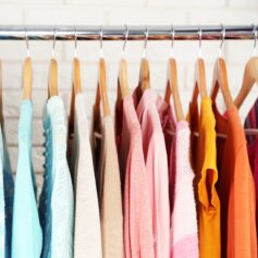 färgglada kläder i klädhängare