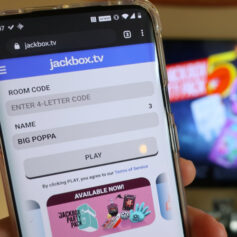 bild på en telefon med jackbox på skärmen