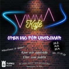 open mic, tegelvägg och microfon. Texten på bilden är skriven som neonljusskyltar.