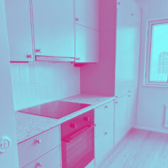 Bild på ett kök med skåp och spis